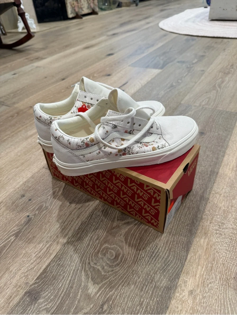 Vans women’s Cream Floral Low-Top Lace Sneakers
